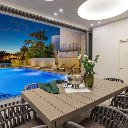 Gorgeous In Krk With House Sea View Apartmán