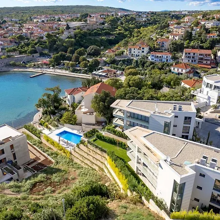 Gorgeous In Krk With House Sea View Apartmán