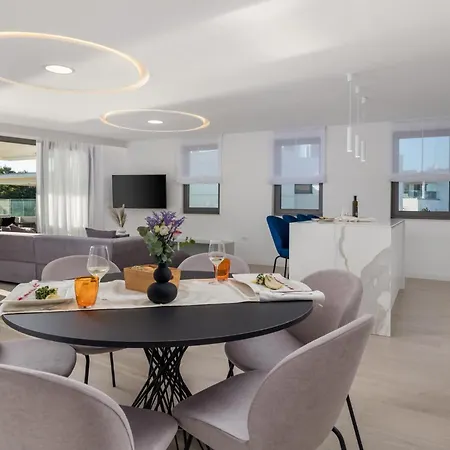Gorgeous In Krk With House Sea View Apartmán *